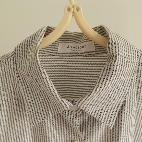 Chic Striped Button-Down Shirt - Perfect for Casual and Workwear Size M/L - Picture 3 of 9